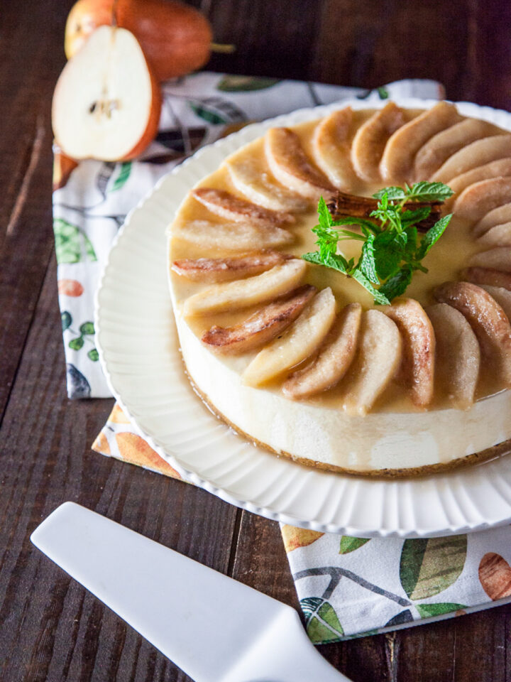 Cheesecake senza glutine pere e cannella un dessert autunnale dal sapore speziato e avvolgente