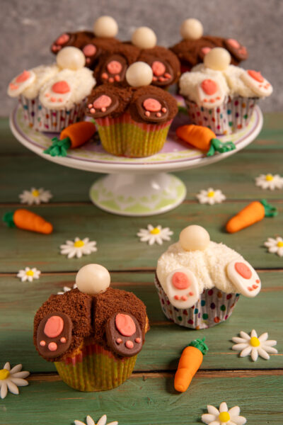 Cupcake Coniglietto Impasto cacao e vaniglia, frosting al mascarpone e codine di zucchero per un dolce divertente e goloso.