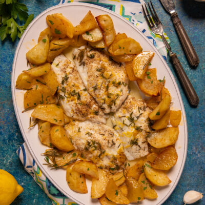 Filetti di orata alla mediterranea Un secondo gustoso e fresco, servito con patate speziate al forno.