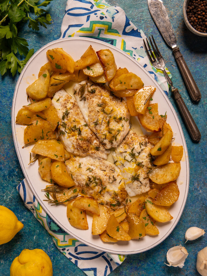 Filetti di orata alla mediterranea Un secondo gustoso e fresco, servito con patate speziate al forno.
