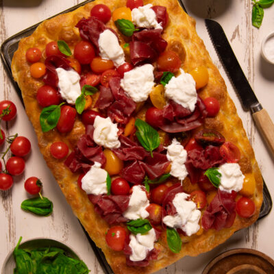 Focaccia con bresaola, pomodorini e stracciatella Un lievitato semplice condito con ingredienti eccezionali