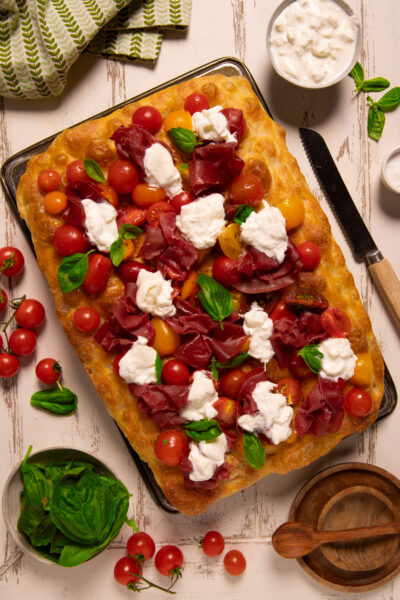 Focaccia con bresaola, pomodorini e stracciatella Un lievitato semplice condito con ingredienti eccezionali
