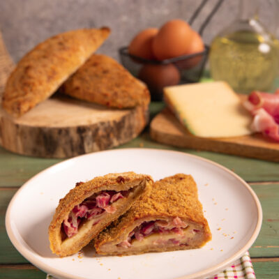 Panzerotti di carne Ripieni con speck e fontina: gustosa variante al forno o fritta.