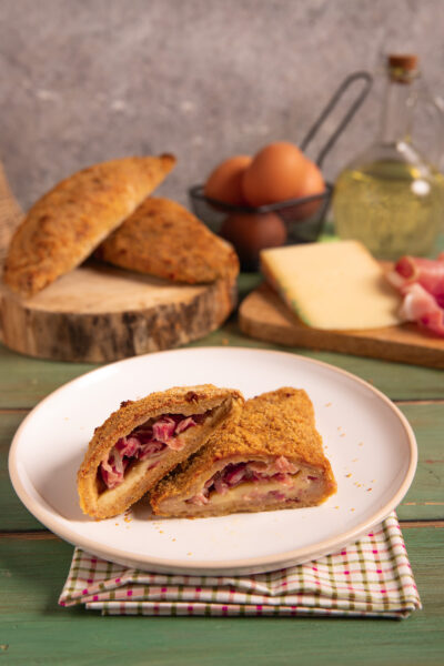 Panzerotti di carne Ripieni con speck e fontina: gustosa variante al forno o fritta.