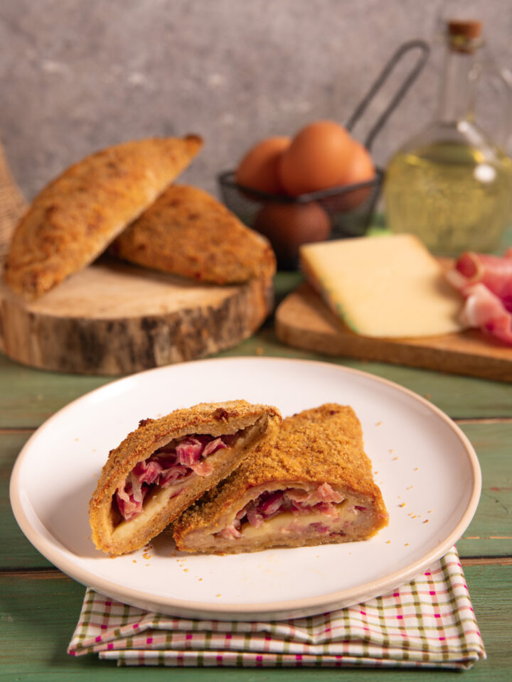 Panzerotti di carne Ripieni con speck e fontina: gustosa variante al forno o fritta.