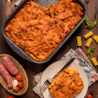 Pasta cremosa al forno con salsiccia Un primo piatto saporito e golos adatto ad ogni occasione