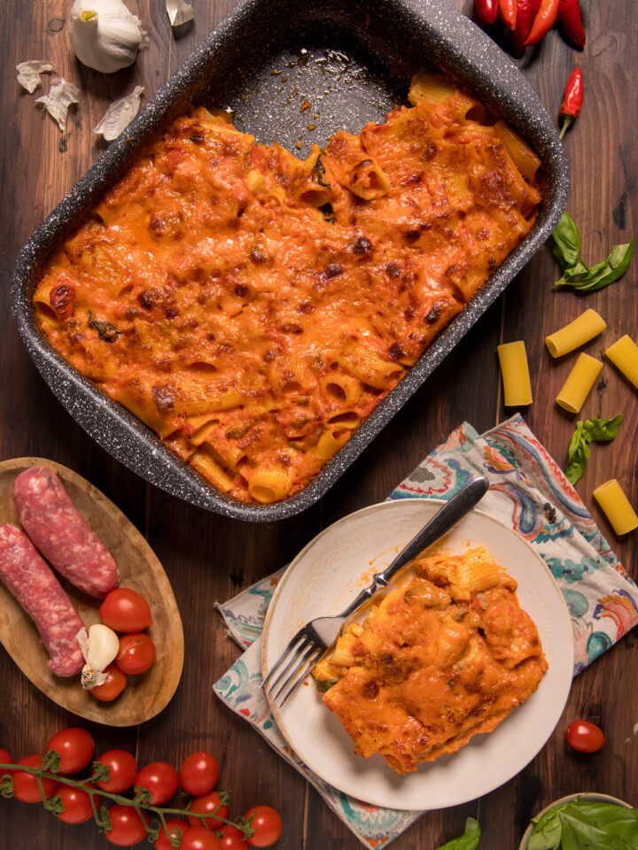 Pasta cremosa al forno con salsiccia Un primo piatto saporito e golos adatto ad ogni occasione