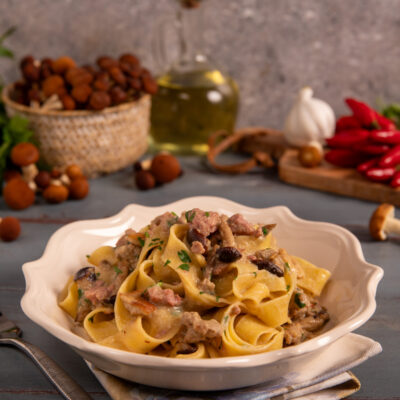 Pasta funghi e salsiccia ricetta sostanziosa e ricca di sapore. Un piatto semplice che valorizza ingredienti di stagione e tradizione italiana.