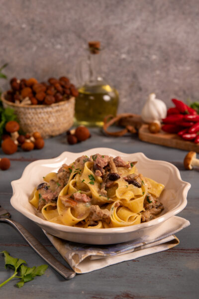Pasta funghi e salsiccia ricetta sostanziosa e ricca di sapore. Un piatto semplice che valorizza ingredienti di stagione e tradizione italiana.