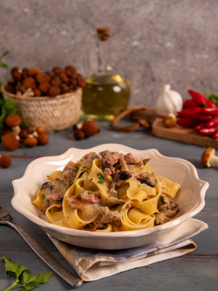 Pasta funghi e salsiccia ricetta sostanziosa e ricca di sapore. Un piatto semplice che valorizza ingredienti di stagione e tradizione italiana.
