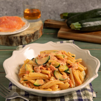 Pasta salmone e zucchine un primo piatto cremoso e raffinato con salmone affumicato, panna, Brandy e zucchine croccanti.