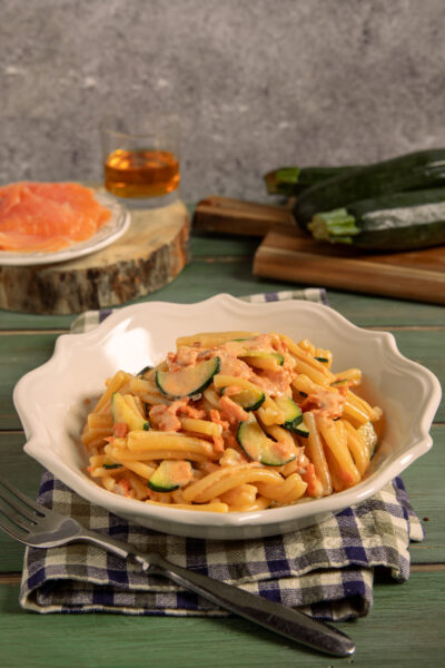 Pasta salmone e zucchine un primo piatto cremoso e raffinato con salmone affumicato, panna, Brandy e zucchine croccanti.