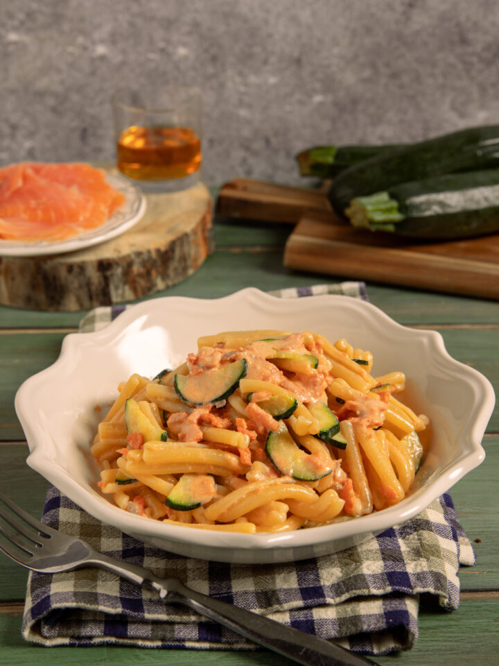 Pasta salmone e zucchine un primo piatto cremoso e raffinato con salmone affumicato, panna, Brandy e zucchine croccanti.