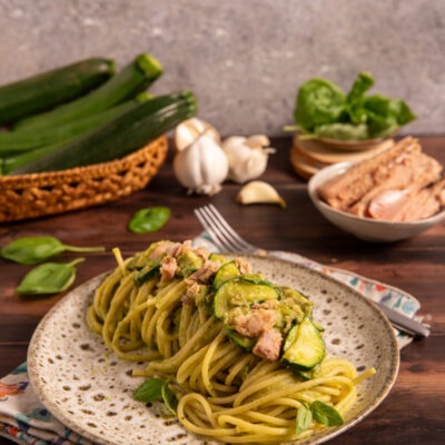 Pasta tonno e zucchine con crema di zucchine, tonno saporito e un tocco di basilico.