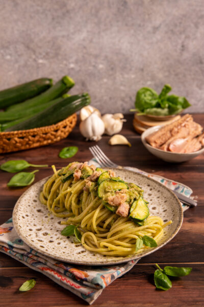 Pasta tonno e zucchine con crema di zucchine, tonno saporito e un tocco di basilico.