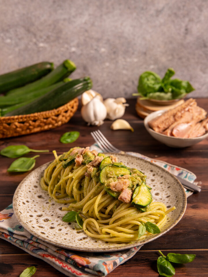 Pasta tonno e zucchine con crema di zucchine, tonno saporito e un tocco di basilico.