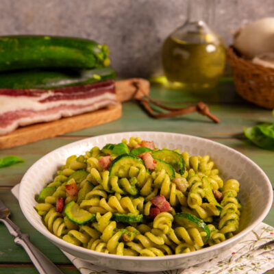 Pasta zucchine e pancetta un piatto in cui il basilico fresco e la pancetta croccante danno sapore e aroma alla ricetta.