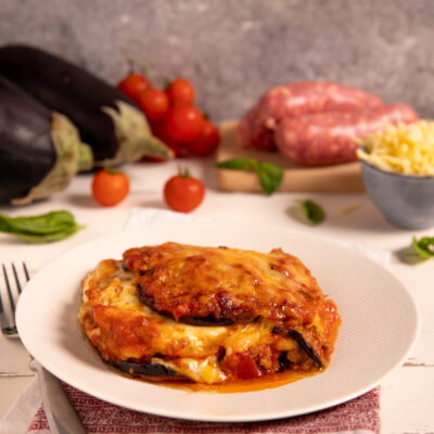 Pasticcio di melanzane Piatto al forno con melanzane arrostite, sugo di carne, formaggi filanti e besciamella.