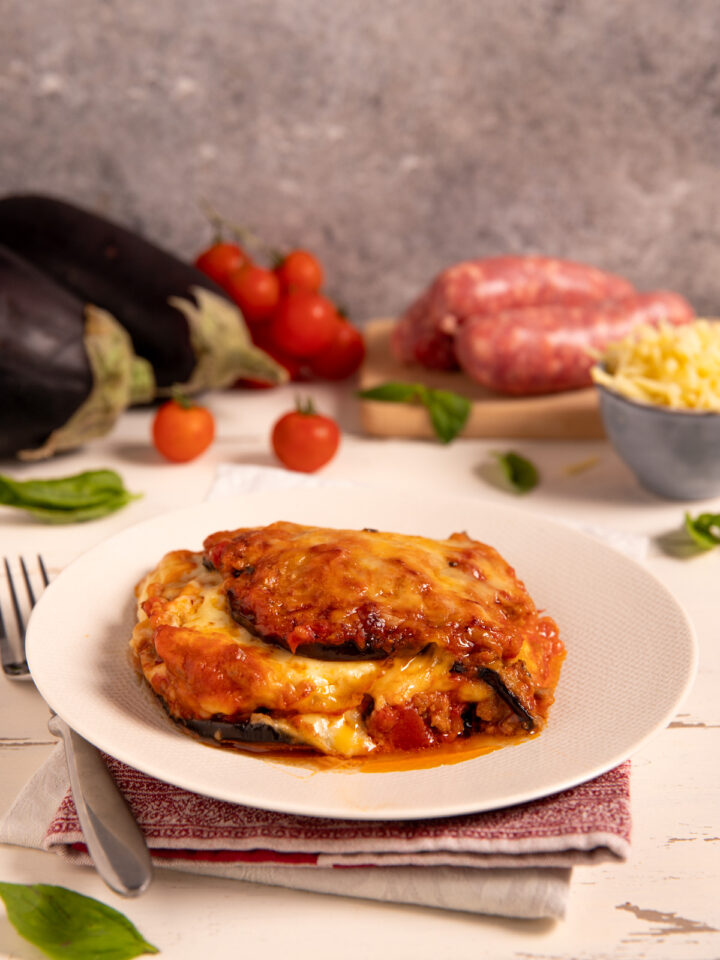 Pasticcio di melanzane Piatto al forno con melanzane arrostite, sugo di carne, formaggi filanti e besciamella.