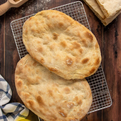 Pinsa romana Impara a preparare l’originale pinsa romana con farine miste e lunga lievitazione: