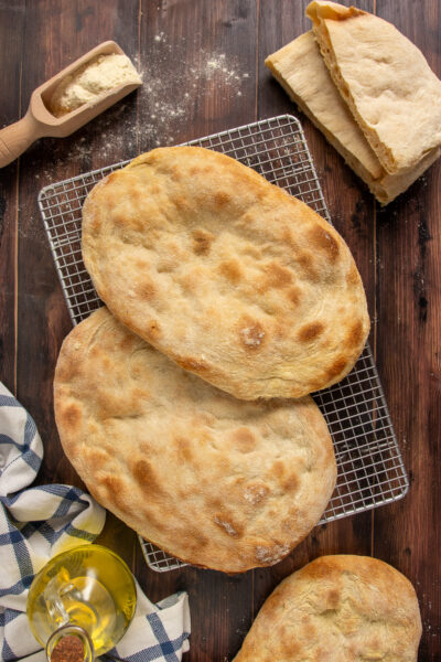 Pinsa romana Impara a preparare l’originale pinsa romana con farine miste e lunga lievitazione: