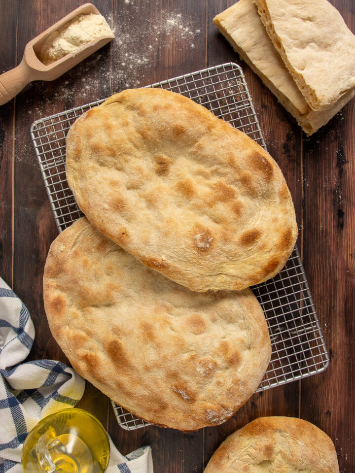 Pinsa romana Impara a preparare l’originale pinsa romana con farine miste e lunga lievitazione: