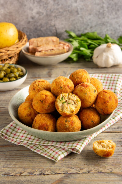 Polpette di tonno Morbide dentro e croccanti fuori, preparate con ingredienti semplici: patate, uovo, capperi e prezzemolo fresco.