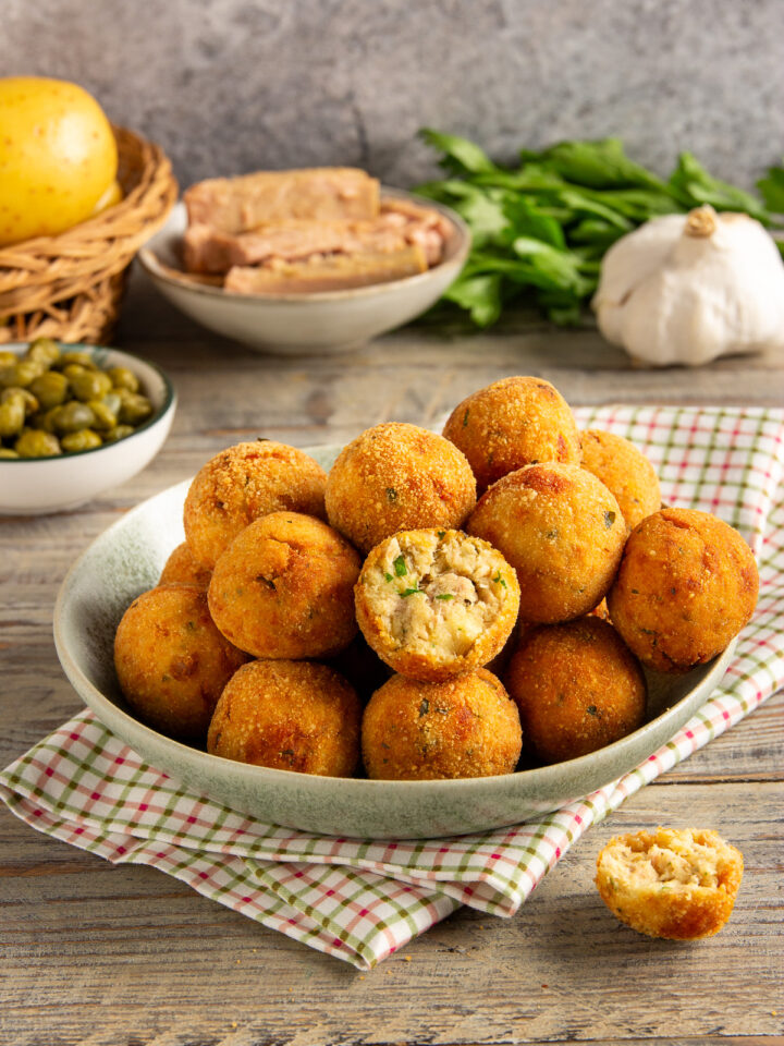 Polpette di tonno Morbide dentro e croccanti fuori, preparate con ingredienti semplici: patate, uovo, capperi e prezzemolo fresco.