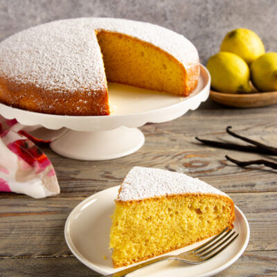 Torta all'acqua senza burro né latte. Un dolce leggero, profumato al limone e vaniglia.