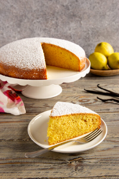 Torta all'acqua senza burro né latte. Un dolce leggero, profumato al limone e vaniglia.