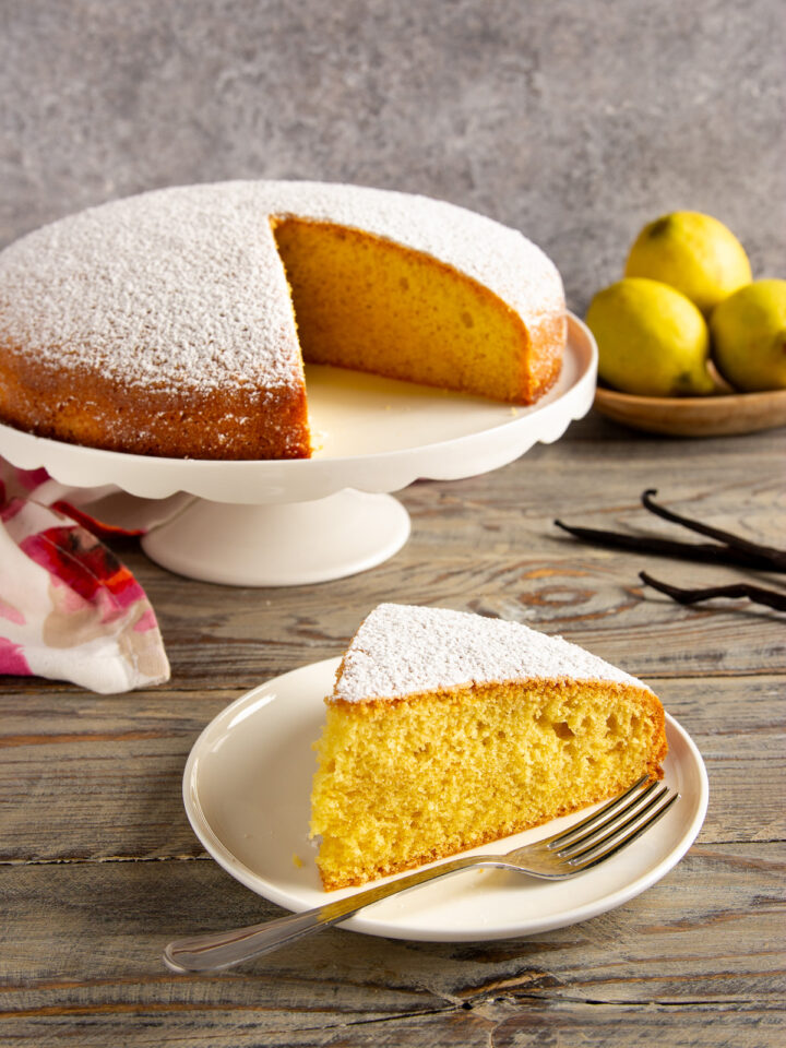 Torta all'acqua senza burro né latte. Un dolce leggero, profumato al limone e vaniglia.