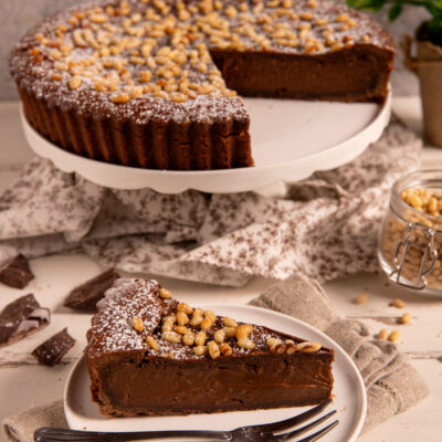 Torta della nonna al cioccolato Ricetta golosa della torta della nonna al cioccolato con crema fondente e frolla al cacao.