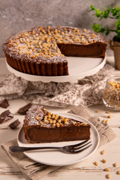 Torta della nonna al cioccolato Ricetta golosa della torta della nonna al cioccolato con crema fondente e frolla al cacao.