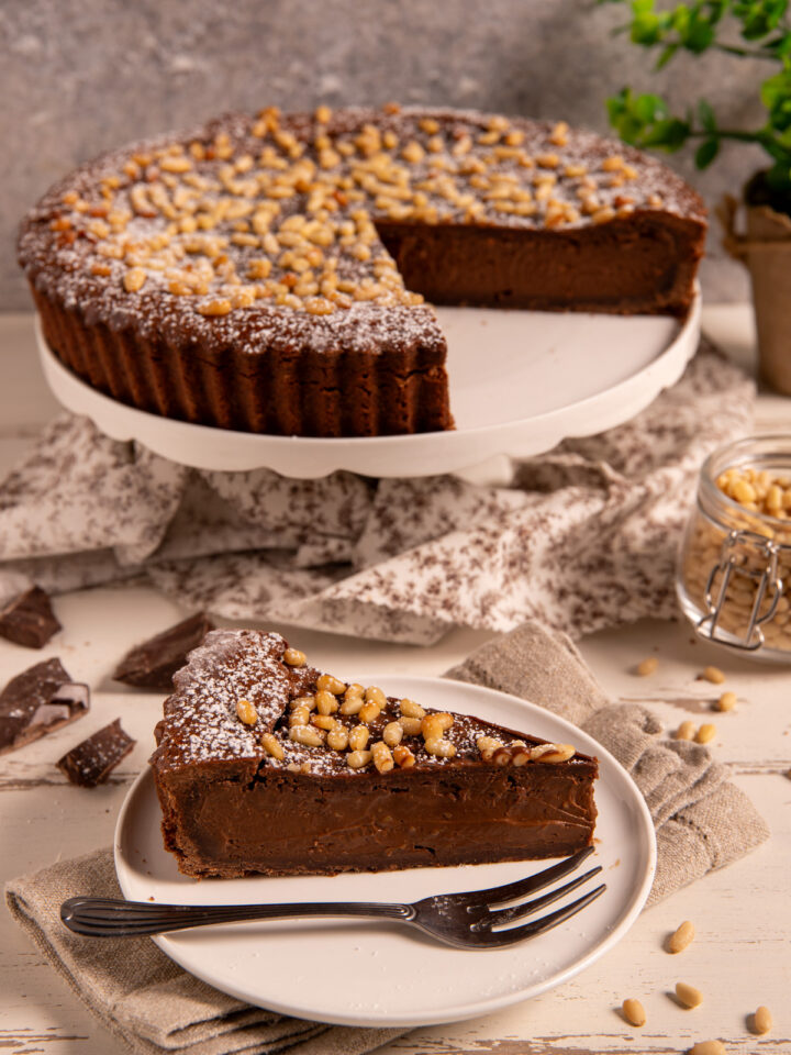 Torta della nonna al cioccolato Ricetta golosa della torta della nonna al cioccolato con crema fondente e frolla al cacao.