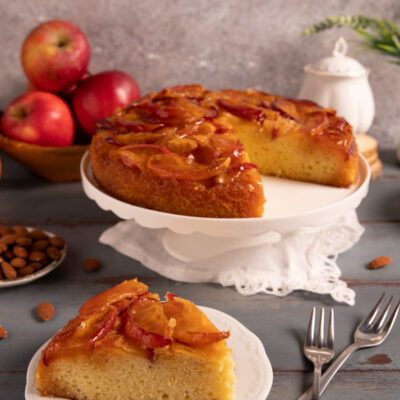 Torta di mele caramellate Un dolce classico con mele rosse, caramello e impasto soffice, perfetto per ogni stagione.
