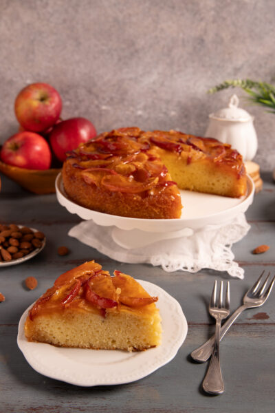 Torta di mele caramellate Un dolce classico con mele rosse, caramello e impasto soffice, perfetto per ogni stagione.