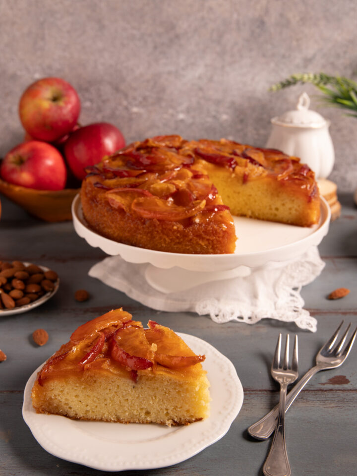 Torta di mele caramellate Un dolce classico con mele rosse, caramello e impasto soffice, perfetto per ogni stagione.