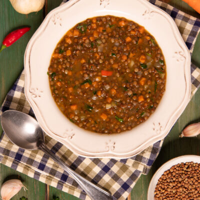 Zuppa di lenticchie Perfetta per le stagioni fredde, con verdure, erbe aromatiche e legumi secchi.