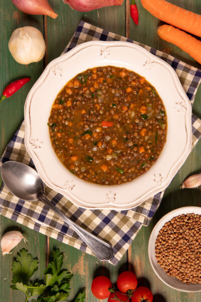 Zuppa di lenticchie Perfetta per le stagioni fredde, con verdure, erbe aromatiche e legumi secchi.