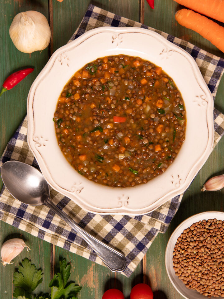 Zuppa di lenticchie Perfetta per le stagioni fredde, con verdure, erbe aromatiche e legumi secchi.