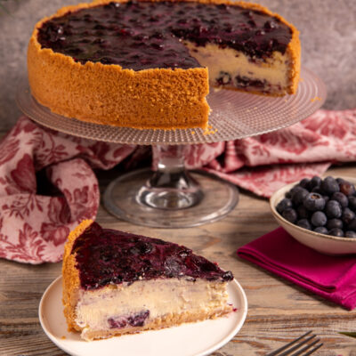 Cheesecake ai mirtilli Un dolce elegante e cremoso con base di biscotti e coulis di frutti freschi.
