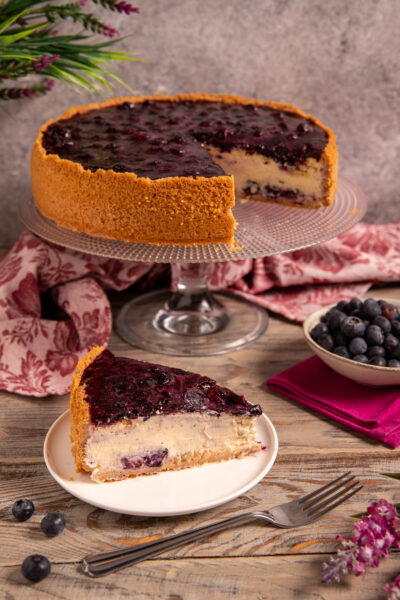Cheesecake ai mirtilli Un dolce elegante e cremoso con base di biscotti e coulis di frutti freschi.