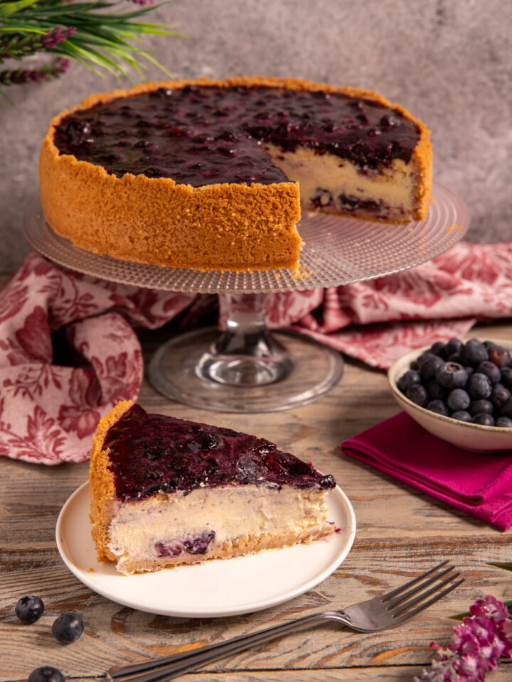 Cheesecake ai mirtilli Un dolce elegante e cremoso con base di biscotti e coulis di frutti freschi.