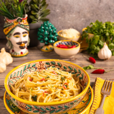 Pasta alla carrettiera con aglio, olio, peperoncino e pecorino per sapori semplici ma intensi.