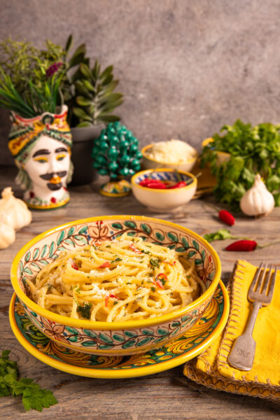 Pasta alla carrettiera con aglio, olio, peperoncino e pecorino per sapori semplici ma intensi.