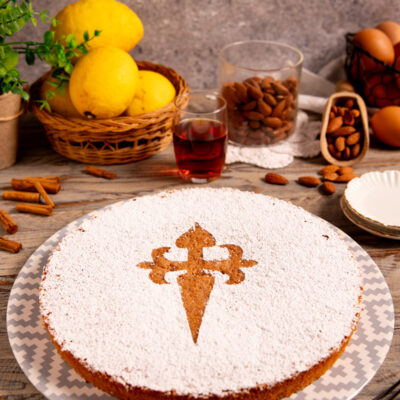 Torta di Santiago Una torta semplice fatta di uova, mandorle, zucchero e cannella.