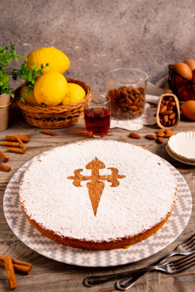 Torta di Santiago Una torta semplice fatta di uova, mandorle, zucchero e cannella.