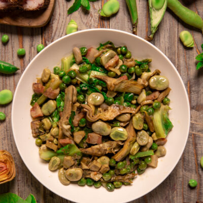 Vignarola un piatto primaverile a base di carciofi, piselli, fave, lattuga e guanciale, tipico della cucina contadina laziale.