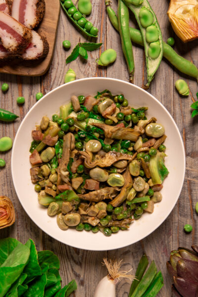 Vignarola un piatto primaverile a base di carciofi, piselli, fave, lattuga e guanciale, tipico della cucina contadina laziale.
